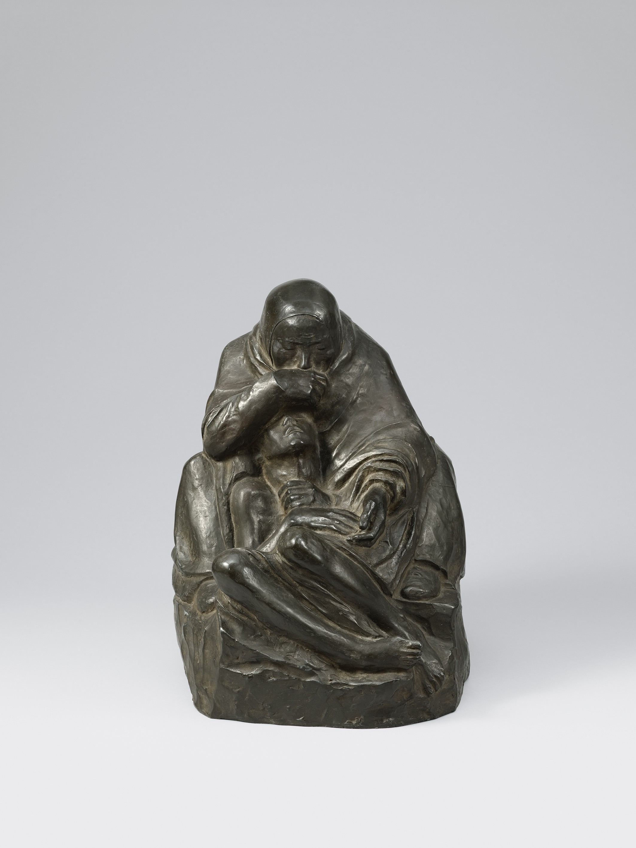 Käthe Kollwitz, Pietà (Mutter mit totem Sohn), Modell 1937–39, Guss 1941–43, Zink, 386 × 288,5 × 403 mm, Seeler 37 I.B.6, Kollwitz Museum Köln, Inv. Nr. 70100/97007 © Kollwitz Museum Köln, Foto: Goldberg/Fuis.  