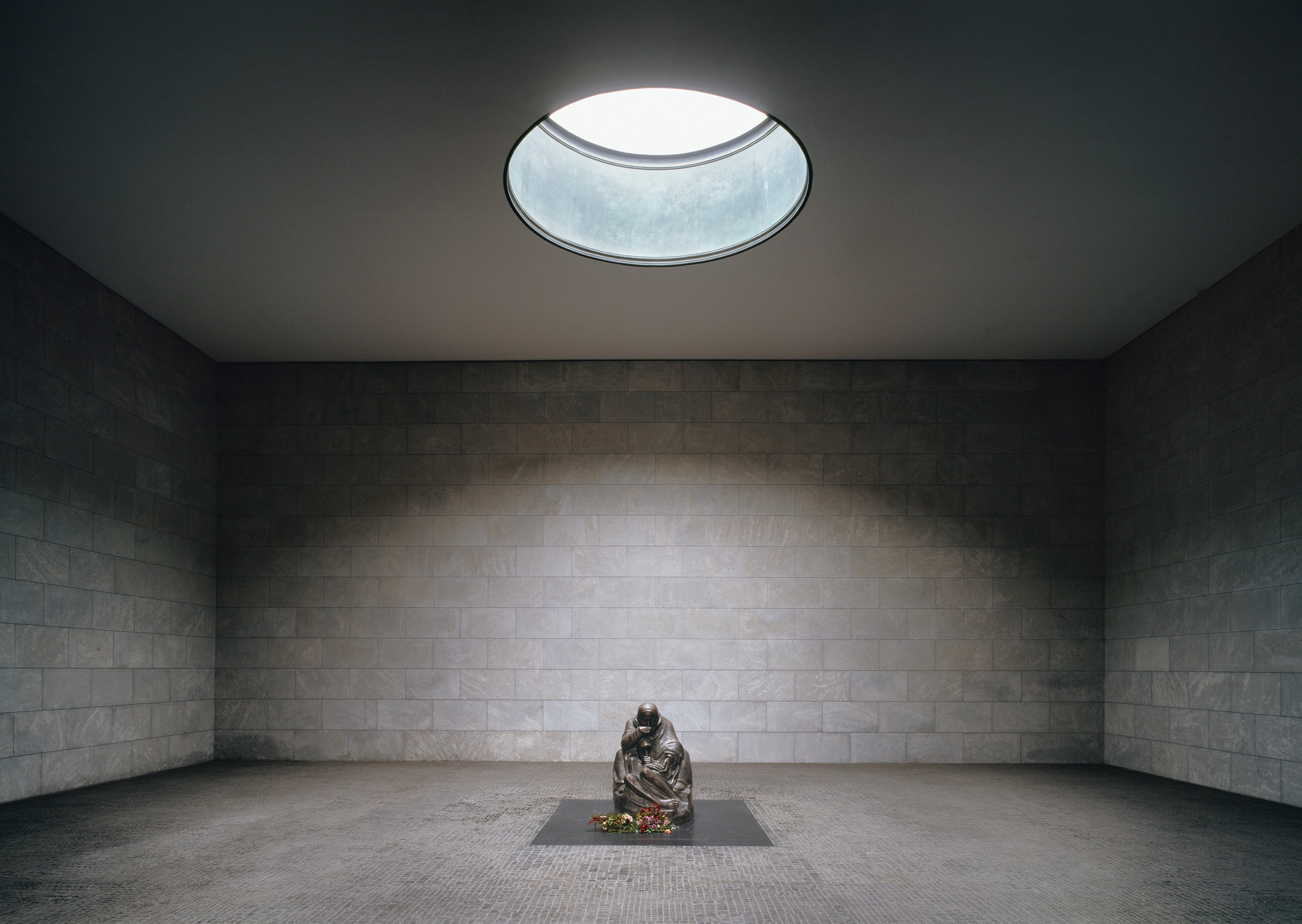 Zentrale Gedenkstätte der Bundesrepublik Deutschland für die Opfer von Krieg und Gewaltherrschaft mit der Kopie von Harald Haacke »Mutter mit totem Sohn« nach dem Modell der »Pietà« von Käthe Kollwitz, 1993, Bronze, ca. 1600 mm (vierfache Vergrößerung des Originals) © Kollwitz Museum Köln, Foto: Florian Monheim 