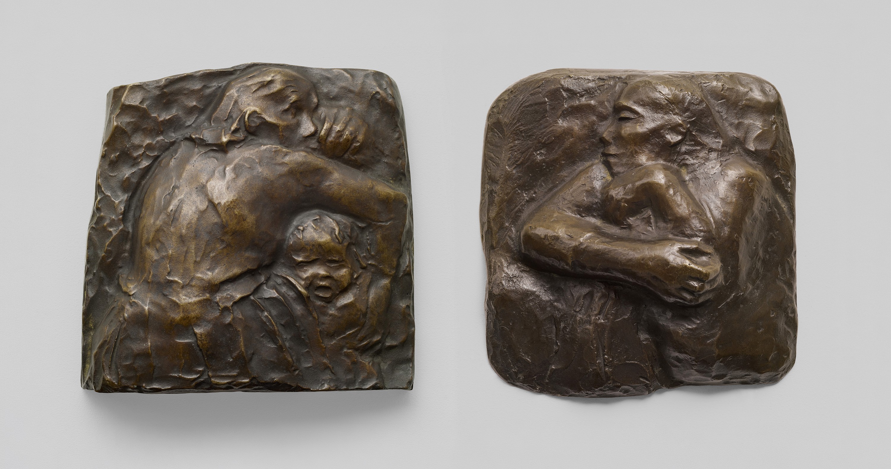 Käthe Kollwitz, Mutter schützt ihr Kind I, Modell spätestens Oktober 1941 fertiggestellt, Guss wohl 1951, Bronze, 172 x 174 x 42,5 mm, Seeler 41 I.B.1., Kollwitz Museum Köln, Inv. Nr. 70100/86006 und Mutter schützt ihr Kind II, Modell spätestens Oktober 1941 fertiggestellt, Guss wohl 1951, Bronze, 179 × 172 × 52,5 mm, Seeler 42 I.B.1., Kollwitz Museum Köln, Inv. Nr. 70100/86007 © Kollwitz Museum Köln, Foto: Goldberg/Fuis.  
