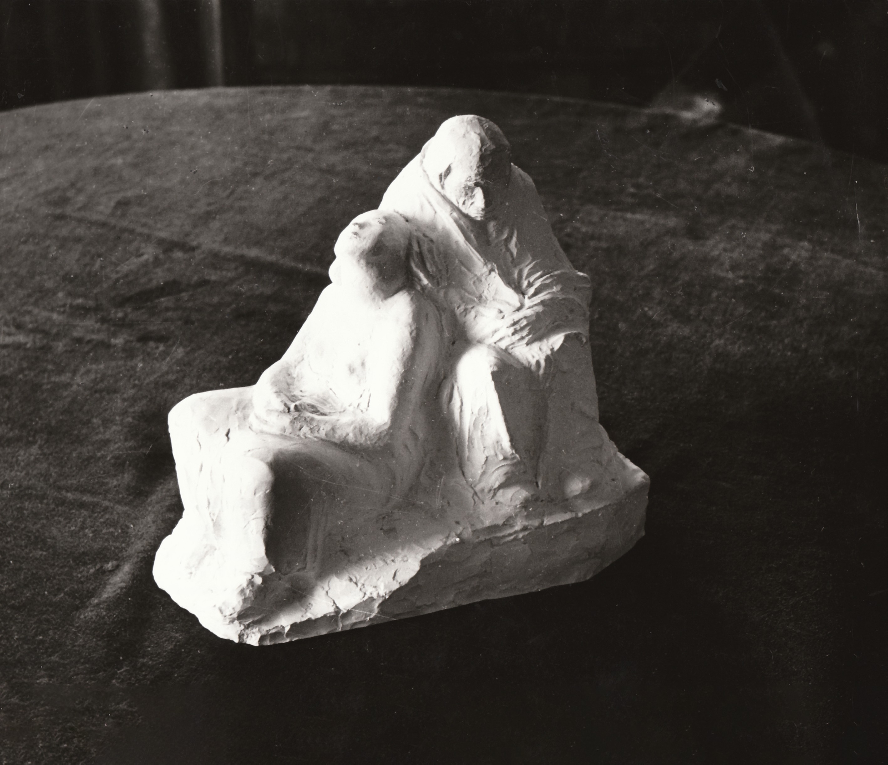 Käthe Kollwitz, Zwei wartende Soldatenfrauen, Modell von 1943, Gips, schelllackiert, 225 x 249 x 202,5 mm, Seeler 43 I.A, Käthe Kollwitz Haus Moritzburg, Dauerleihgabe der Akademie der Künste, Berlin, Kunstsammlung, Inv. 5/68/762, aus dem Deposit der Erbengemeinschaft Kollwitz. Historische Aufnahme von Erich Höhne und Erich Pohl in Moritzburg, Sommer 1945, Reproabzug, Kollwitz Museum Köln, Archiv. 