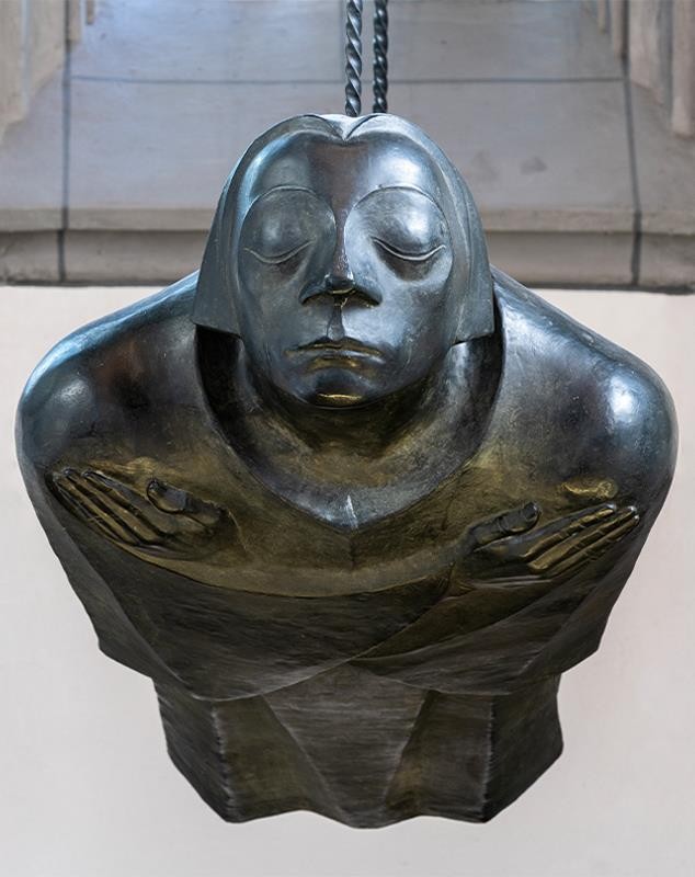 Das Foto das Fotografen Chris Franken zeigt die Bronzeplastik »Der Schwebende« von Ernst Barlach, den Zweitguss nach dem Original-Werkmodell von 1939, in der Antoniterkirche Köln in frontaler Ansicht. 