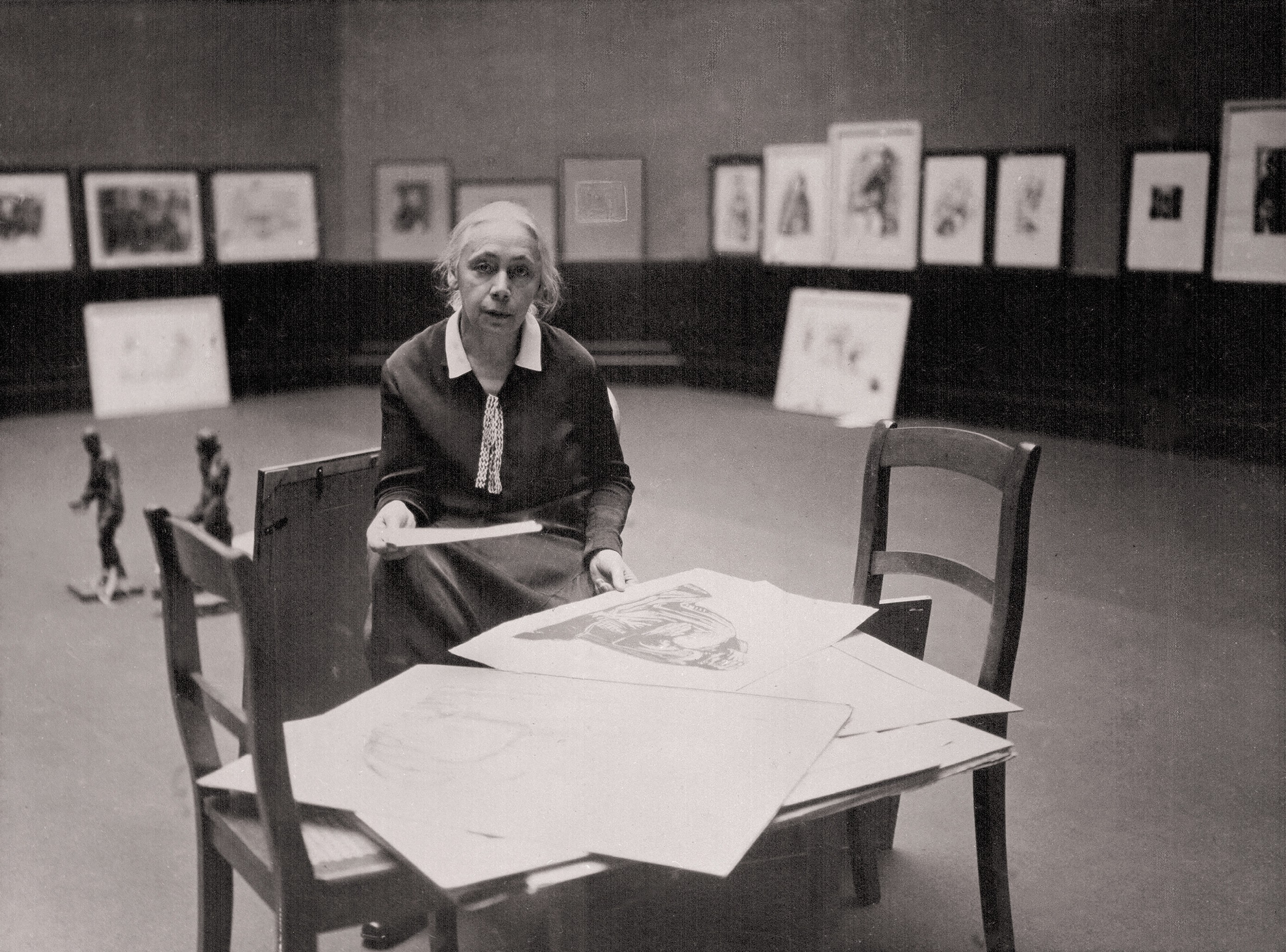 Käthe Kollwitz in der Preußischen Akademie der Künste, Berlin 1927, Fotograf unbek., Reproabzug, Nachlass Kollwitz, Kollwitz Museum Köln, Archiv, Inv.-Nr. F 01.e-01.