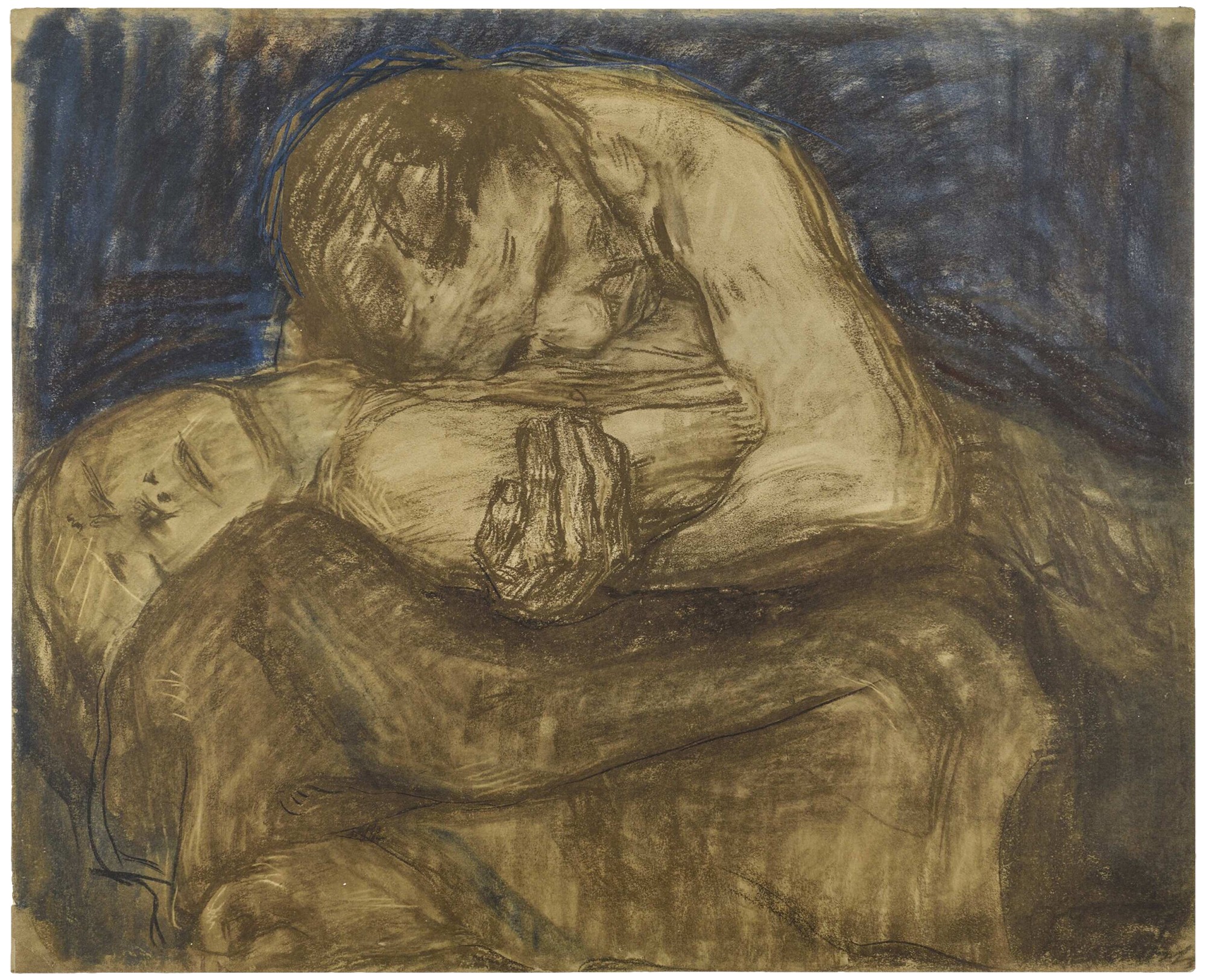 Käthe Kollwitz, Farbzeichnung zur »Pietà«, 1903, Blatt 22 der »Richter-Mappe«, Lichtdruck, 1920, Repro: Kollwitz Museum Köln. Original: Braune und blaue Pastellkreide, gewischt, schwarze und dunkelbraune Kreide auf Zeichenpapier, 481 x 584 mm, NT 234, Käthe Kollwitz Museum Köln, Inv. Nr.: 70200/89003.
