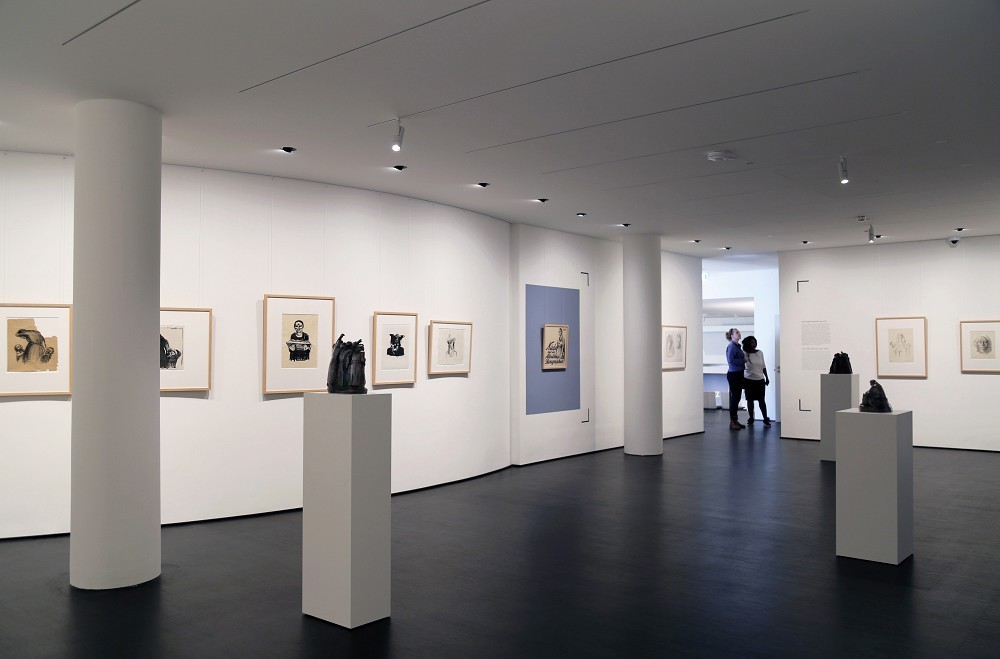 Das Foto zeigt einen Blick in die Sammlungspräsentation zur Wiedereröffnung des Kollwitz Museum Köln.