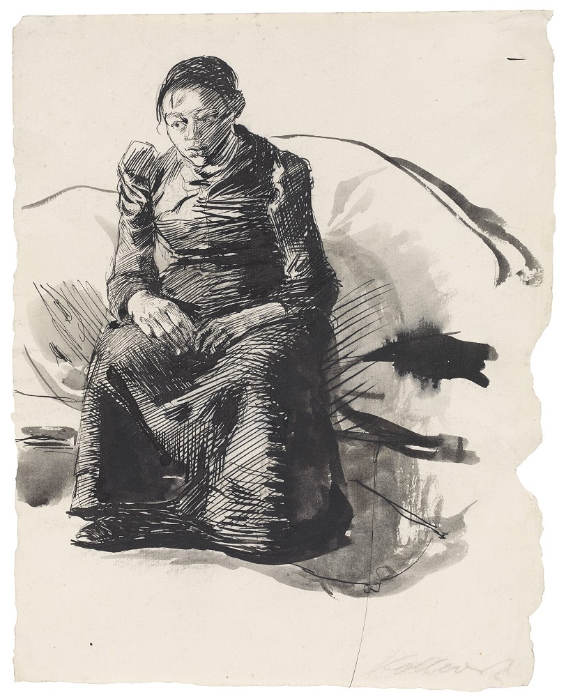 Das Foto zeigt eine Tuschfederzeichnung von Käthe Kollwitz: Ein Selbstbildnis der Künstlerin, sitzend nach vorne gebeugt und sinnierend. Sie trägt ein schlichtes, knöchellanges Kleid, an der Hüfte gegürtet. Ihre Hände liegend auf ihrem Schoß. 