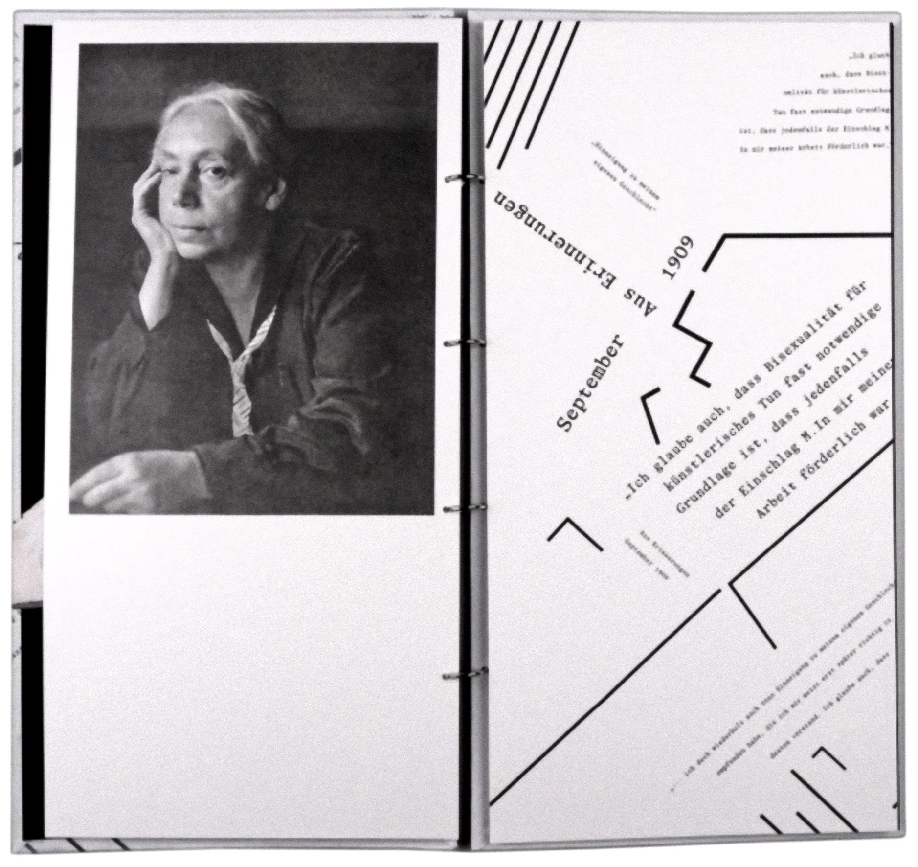 Das Bild zeigt zwei Seiten eines Leporellos, beide hochformatig. Links ein Kollwitz-Porträt des Fotografen Huge Erfurth, rechts grafisch gestaltete Texte, u.a. Tagebuch-Einträge von Käthe Kollwitz. 