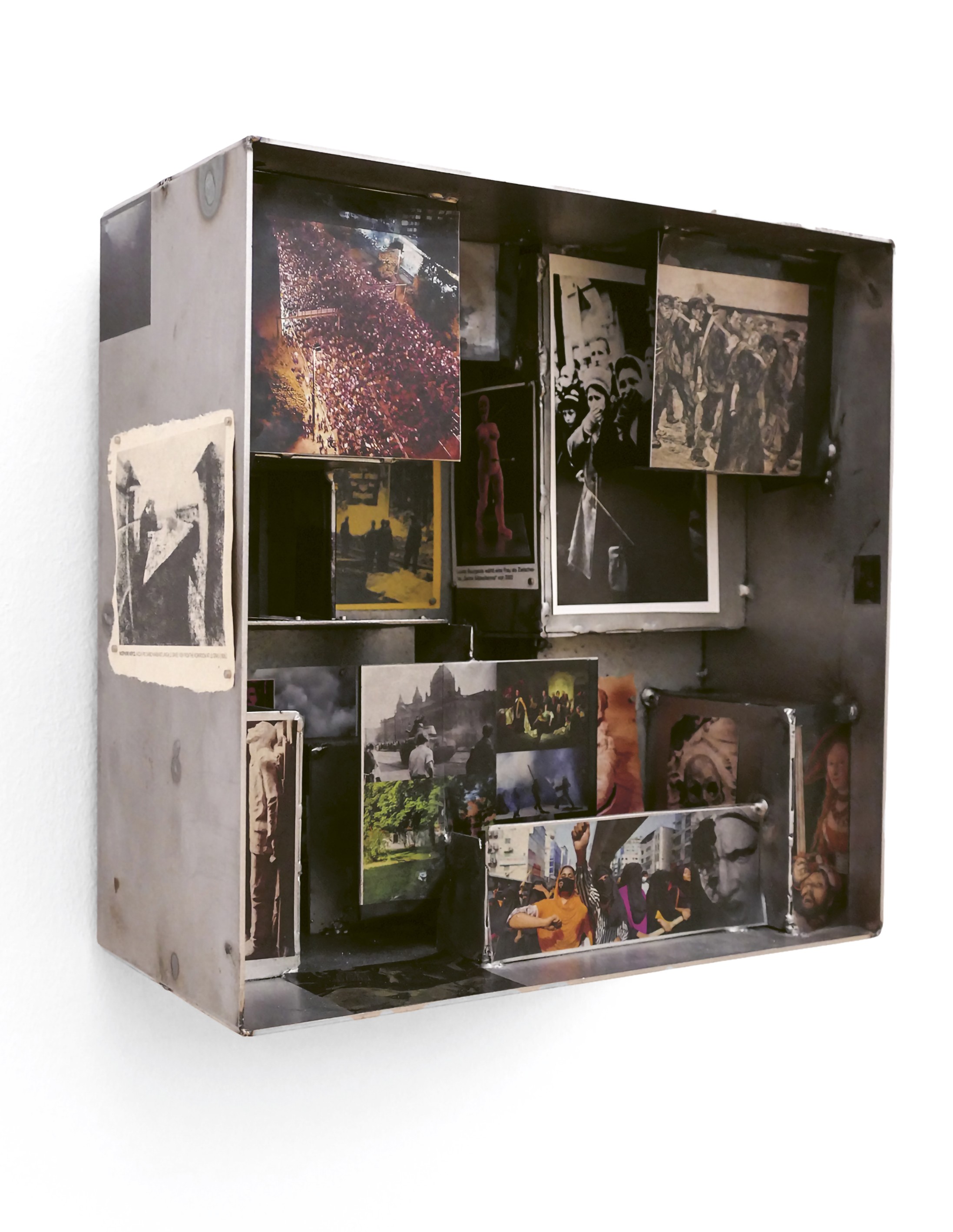 Stephen Stahn, Uprising (ӀӀӀ), 30 × 30 × 15 cm, Stahlblech, Found Footage, 2026 © Stephen Stahn 2026