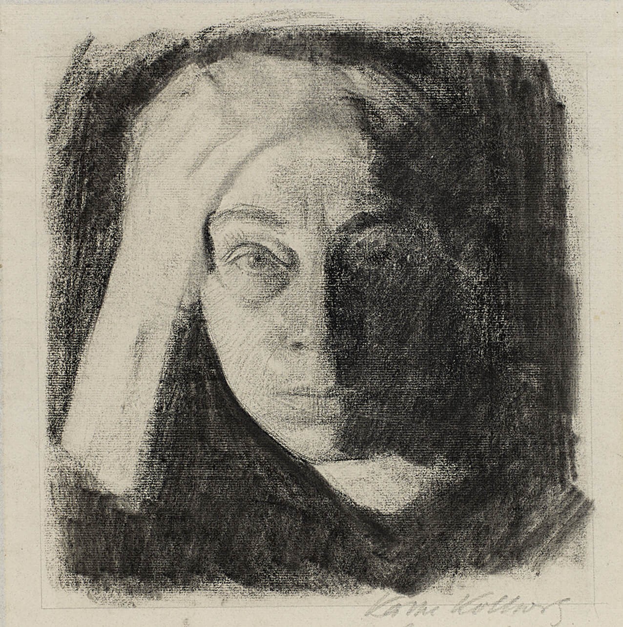 Das Bild zeigt ein selbst gemaltes Porträt von Käthe Kollwitz. Sie hat das Bild im Jahr 1910 mit Kohle gemalt. Das Bild zeigt ihr eigenes Gesicht.  