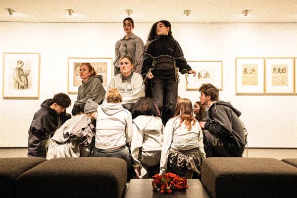 Das Bild zeigt Schauspieler:innen von POLYLUX, dem Jugendklub des Schauspiel Koeln, bei einer Performance im Kollwitz Museum Köln